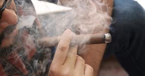 ¿Cómo eliminar olor a humo de tabaco en clubs de fumadores?