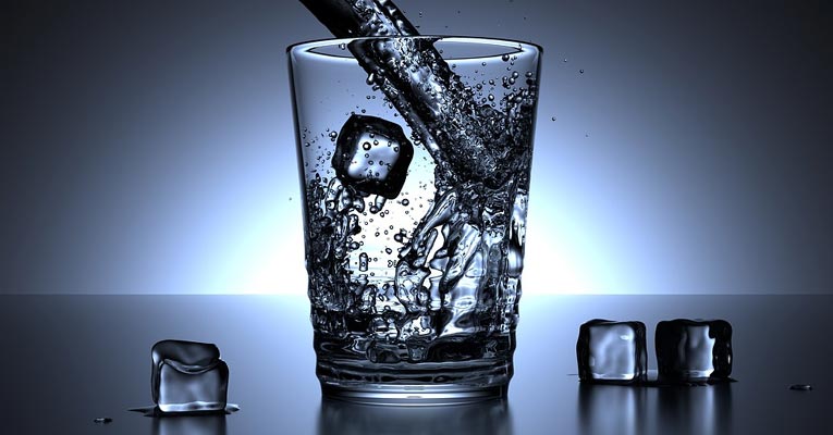 ¿Cómo desinfectar hielo líquido y agua fría?